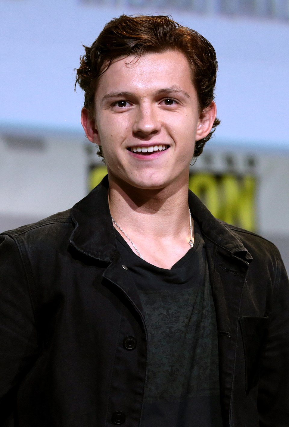 A trajetória artística de Tom Holland, porém, começou ainda na infância. A seguir, saiba mais desse ator, que em 2017 recebeu o prêmio BAFTA de Melhor Ator em Ascensão.
