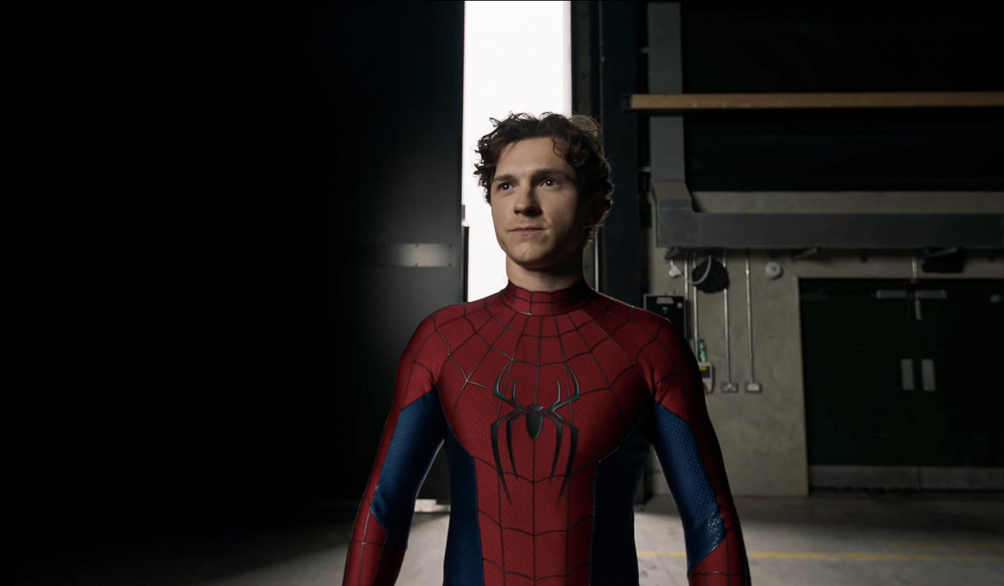 Holland voltará a viver o personagem em “Homem-Aranha: Um Novo Dia”, previsto para 2026. O filme deve abordar as consequências do capítulo anterior, com Peter Parker em uma nova fase da vida, focada nos estudos universitários e na tentativa de deixar a vida de herói para trás. Diante de uma nova ameaça, ele voltará a vestir o traje e se une a um aliado inesperado.
