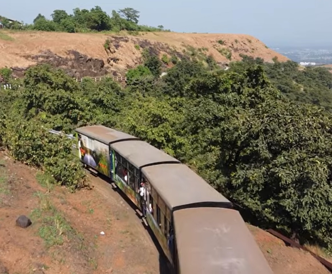 A índia possui uma ferrovia que tem uma das viagens mais lentas do mundo: Montanhas Nilgiri. O trem sai de Mettupalayam, a 326 metros em relação ao nível do mar, e viaja até Udhagamandalam, a 2.203 metros.
