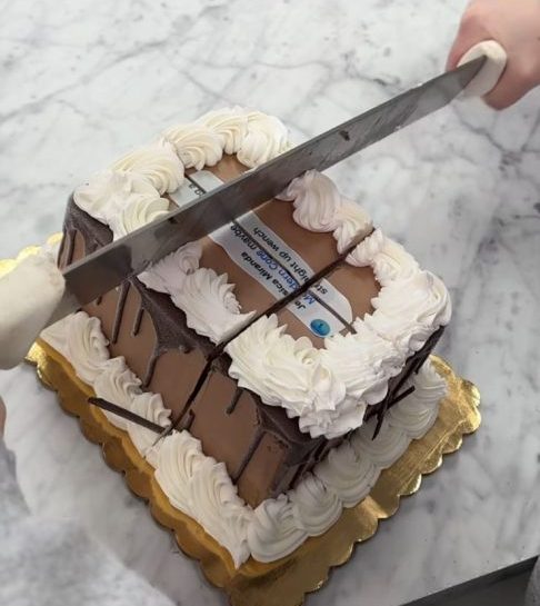 Segundo a confeiteira, Miranda ia a grupos locais no Facebook para contestar até mesmo os elogios direcionados à sorveteria. 