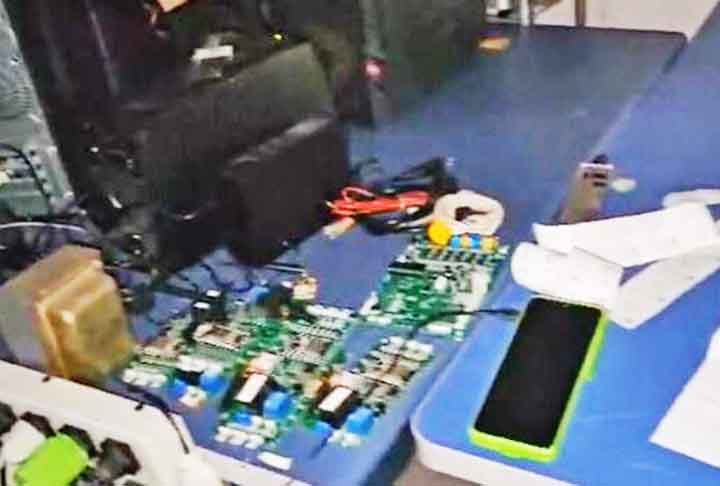 Além disso, foram apreendidos aparelhos de celular, computadores e documentos. Uma arma foi encontrada em um galpão.