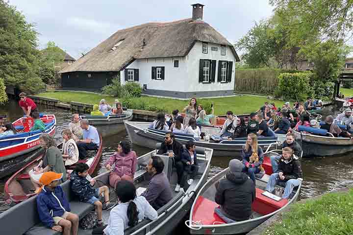 Famosa pelo incentivo ao uso das bicicletas como meio de locomoção, a Holanda é um dos países com menor número de automóveis no mundo. Por lá, fica uma pitoresca cidade onde não há carros ou estradas: Giethoorn.