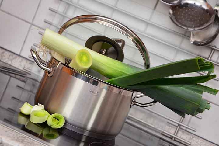 O alho-poró chegou ao Brasil provavelmente com os colonizadores portugueses, junto com outras hortaliças, e se adaptou bem ao clima e solo do país. Sua produção, embora não seja a mais expressiva, concentra-se nas regiões Sul e Sudeste. 