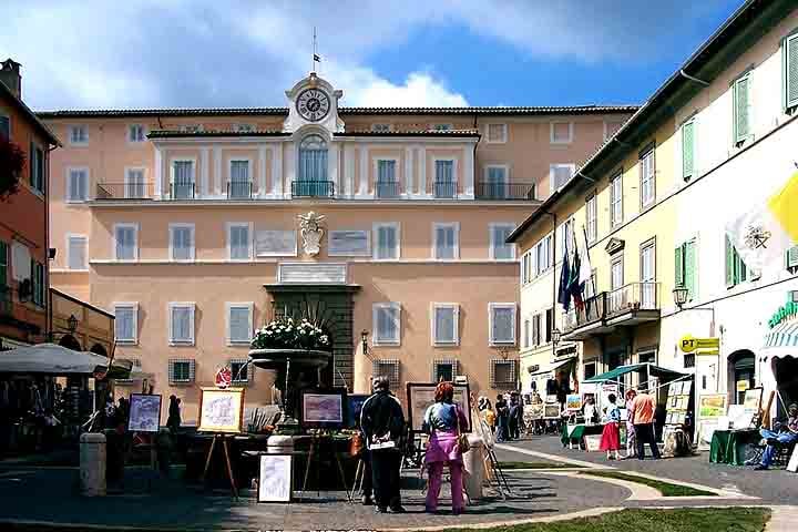 A cerca de 30 quilômetros ao sul de Roma, o Castel Gandolfo é uma pequena e charmosa cidade italiana, encravada nas colinas dos Albanos e com vista privilegiada para o lago Albano.