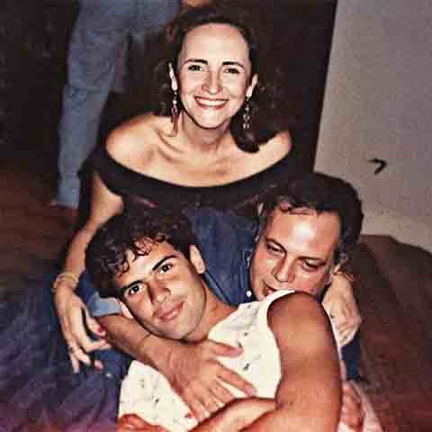 Filho de Lucinha Araújo e do produtor musical João Araújo, qque morreu em 2013, Cazuza nasceu no Rio de Janeiro. Ele sempre teve contato com a música, sendo fã de personalidades marcantes de gerações anteriores, como Cartola, Dolores Duran, Lupicínio Rodrigues, Noel Rosa, Maysa e Dalva de Oliveira. 