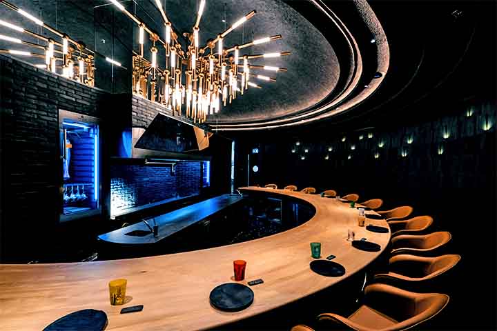 Smoked Room (Dubai, Emirados Árabes Unidos) – O local se destaca por sua abordagem inovadora de pratos defumados. O restaurante combina atmosfera intimista com arquitetura refinada e experiências gastronômicas exclusivas.