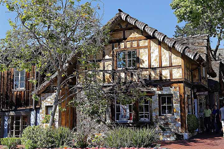 Fundada em 1904 como uma colônia de artistas, Carmel preserva até hoje o espírito criativo de seus primeiros moradores. As galerias de arte espalhadas pelo centro histórico, os festivais culturais e as feiras ao ar livre são heranças desse passado artístico. 
