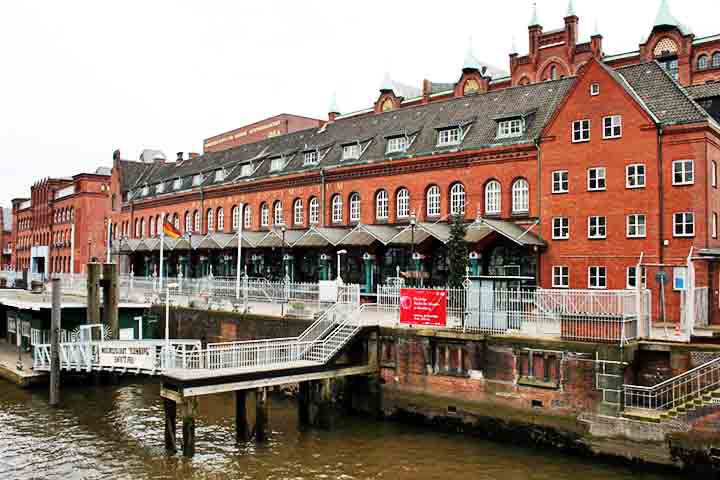 O Speicherstadt é o maior complexo de armazéns do mundo e um Patrimônio Mundial da UNESCO. Construído entre os séculos XIX e XX, esse bairro é formado por imponentes edifícios de tijolos vermelhos cortados por canais, criando um cenário único.