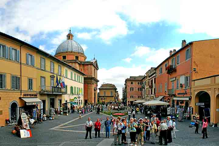 O palácio papal de Castel Gandolfo, situado em uma área extraterritorial da Santa Sé, já recebeu pontífices de diferentes épocas, que ali encontravam um refúgio diante das pressões e obrigações do cargo.