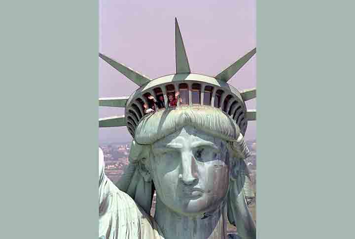 A Guerra Franco-Prussiana atrasou o progresso até 1875, quando Laboulaye propôs que o povo da França financiasse a estátua e os Estados Unidos fornecessem o local e construíssem o pedestal.