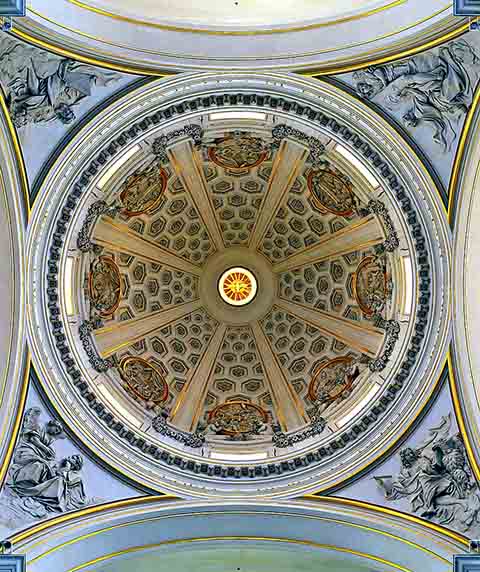Durante os dias de julho em que estiver hospedado no palácio, estão previstas duas celebrações da missa, nos dias 13 e 20, seguidas de orações do Angelus. 