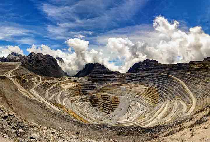 Grasberg (IndonÃ©sia): Operada pela PT Freeport Indonesia, uma subsidiÃ¡ria da Freeport-McMoRan, a mina estÃ¡ situada a uma altitude de cerca de 4.100 metros acima do nÃ­vel do mar, em um terreno montanhoso e desafiador.
