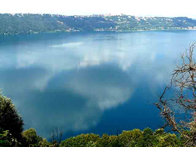 Suas ruelas estreitas e bem cuidadas revelam uma atmosfera medieval preservada. A vista panorâmica do lago Albano impressiona visitantes ao longo de todo o ano, especialmente nos meses de verão, quando o clima favorece passeios ao ar livre.