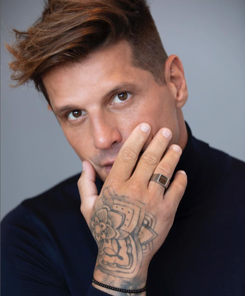 Na época, ele trabalhava como modelo para marcas como Dolce e Gabbana e Abercrombie e Fitch e também já havia atuado como boxeador.