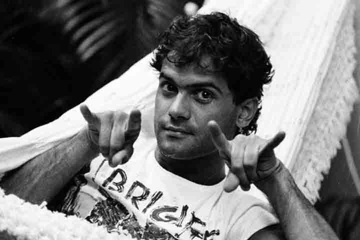 Líder da banda Barão Vermelho e que depois seguiu carreira solo, Cazuza foi compositor, poeta, letrista e ator. Ele morreu precocemente, com apenas 32 anos, vítima de complicações da Aids. Veja a seguir detalhes de sua vida e carreira. 
