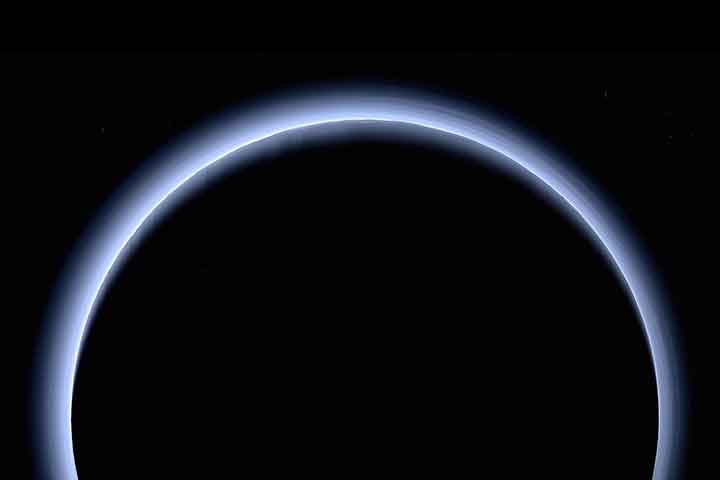 Em 14 de julho de 2015, a espaçonave New Horizons se tornou a primeira espaçonave a voar por Plutão e durante seu breve sobrevoo, a sonda fez medições geográficas e observações detalhadas.