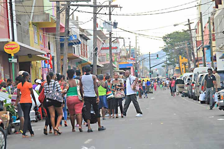 No cotidiano de Kingston, o que mais se destaca é a energia criativa da população. O dialeto patois, amplamente falado, colore a paisagem sonora da cidade e expressa a mistura de influências africanas, europeias e caribenhas que caracteriza a identidade local. 
