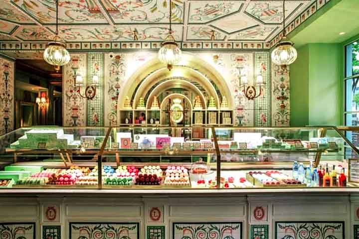 Ladurée Rue Royale (Paris, França) – Ícone da pâtisserie francesa, preserva a elegância clássica parisiense com interiores requintados. O local é mundialmente famosa por seus macarons. 
