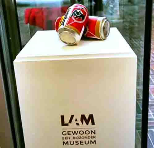 As latas foram recuperadas de um saco de lixo, limpas, e colocadas em um pedestal na entrada do museu.