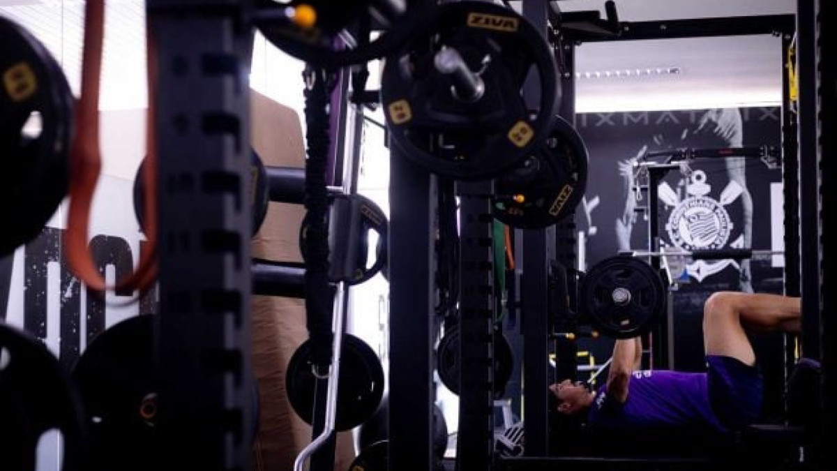 Timão retornou a São Paulo e se reapresentou com foco no jogo de volta da semifinal. Atacante passará por novos exames