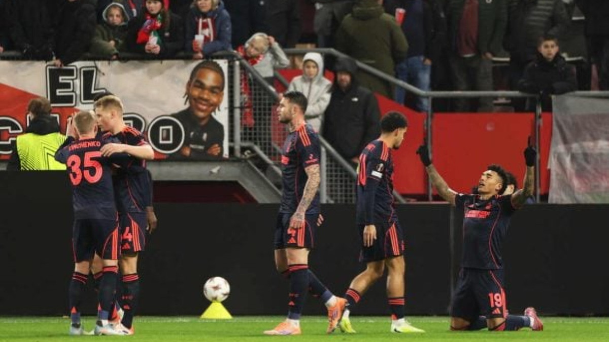 Brasileiro começa no banco, entra a quatro minutos do fim e marca: Forest faz 2 a 1 e fica próximo da classificação às oitavas