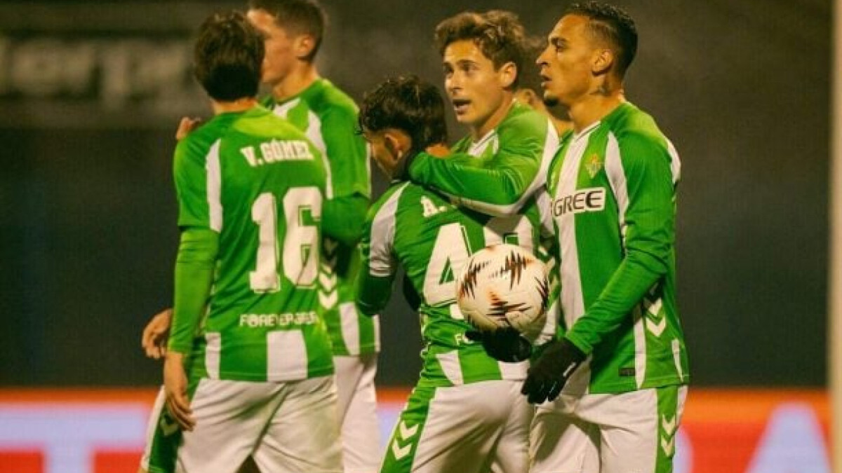 Time de Sevilha se mantém na briga pela liderança e vê atacante brasileiro chegar ao quarto jogo consecutivo tendo participações em gols