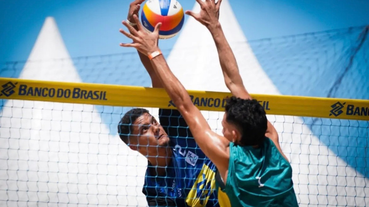 Atletas do vôlei de praia masculino disputando etapa do festival Tamo Junto BB
