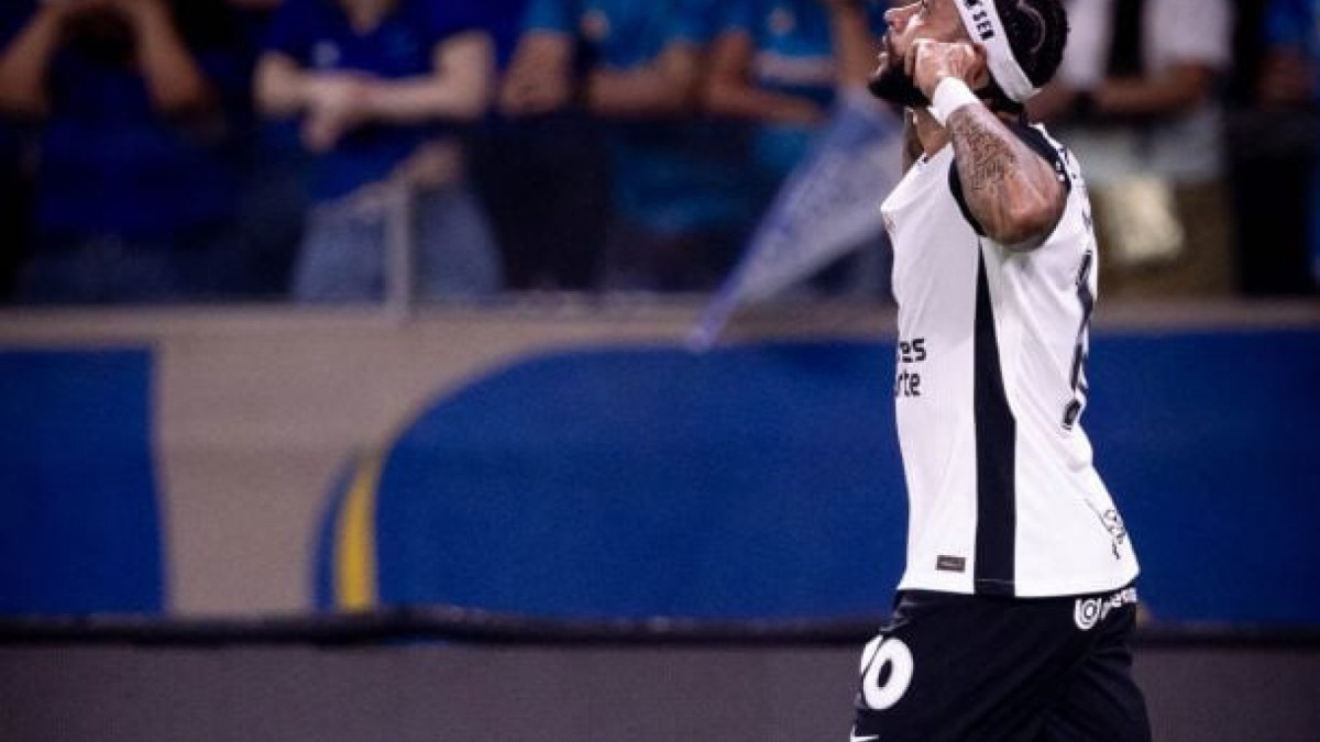 Holandês marcou o gol da vitória corintiana sobre o Cruzeiro, no Mineirão, que concedeu vantagem aos paulistas na semifinal da Copa do Brasil