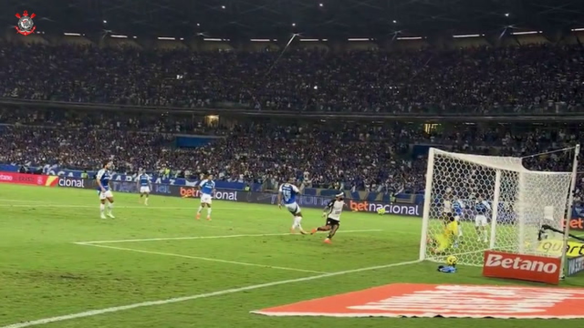 Memphis marca e Corinthians larga na frente do Cruzeiro nas semifinais