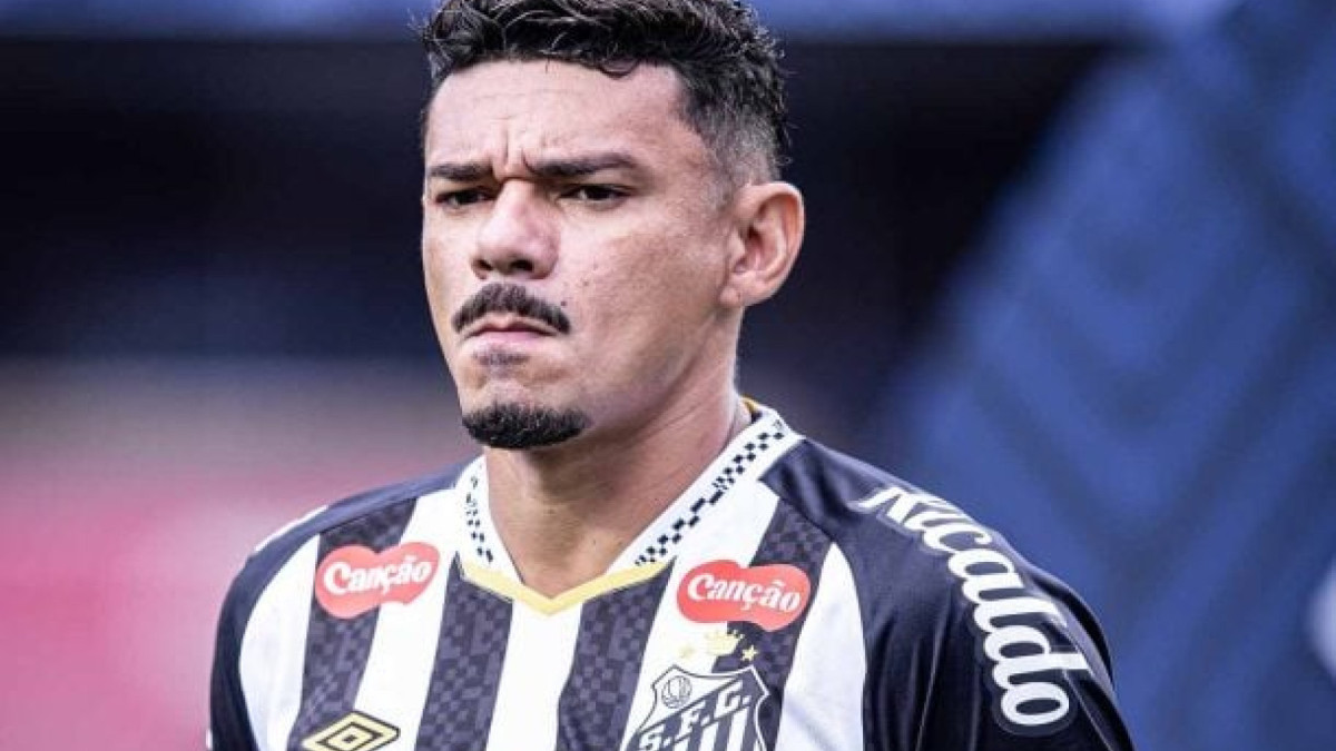 Clube prioriza venda do centroavante, que perdeu espaço, tem alto salário e deve deixar o Peixe no ano que vem