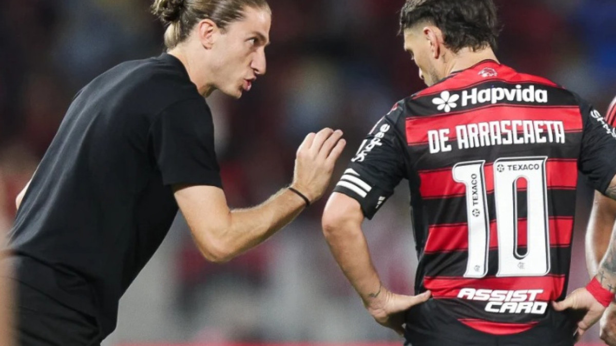 Técnico Filipe Luis e meia Arrascaeta em partida pelo Flamengo no Maracanã