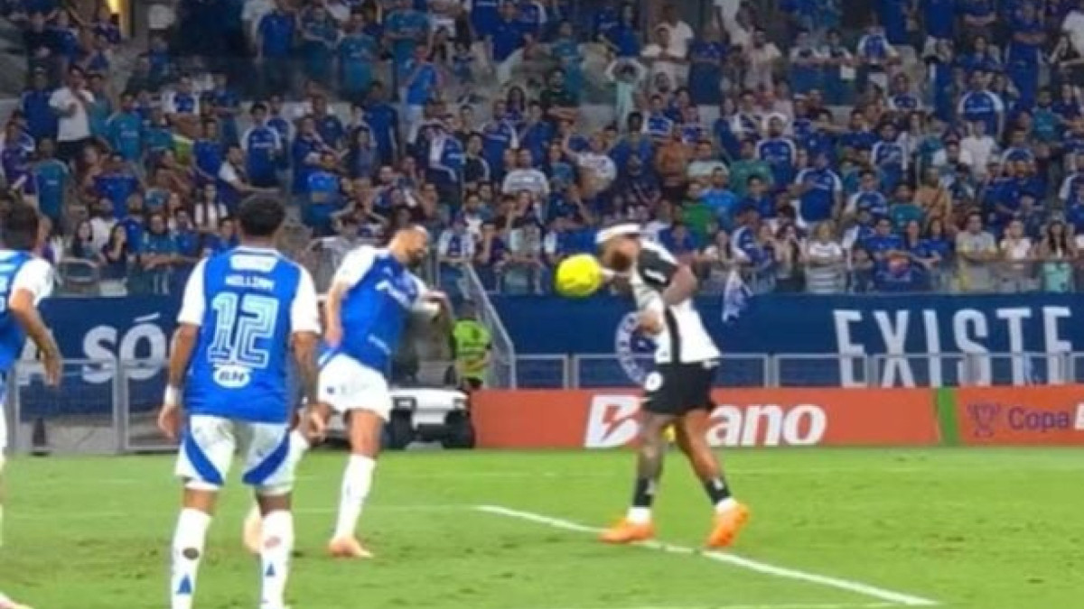 Raposa reclama de toque de mão no gol do Corinthians e contesta cartão que tira o volante do jogo de volta da semifinal