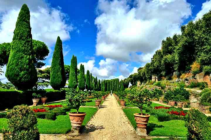 Os Jardins de Barberini, por exemplo, são abertos à visitação e ocupam uma área que já foi parte da residência de verão do imperador romano Domiciano. Trilhas, esculturas e fontes criam um ambiente de paz.