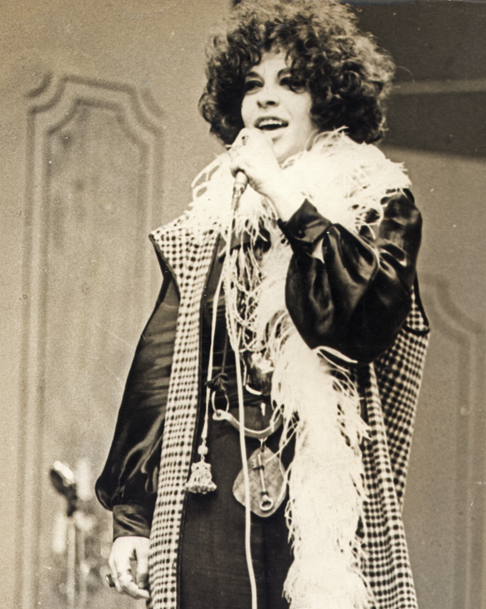 Maria da Graça Costa Penna Burgos nasceu em 26 de setembro de 1945, em Salvador. Foram 57 anos de carreira, iniciada em 1965, quando a cantora apresentou músicas inéditas de Caetano Veloso e Gilberto Gil.