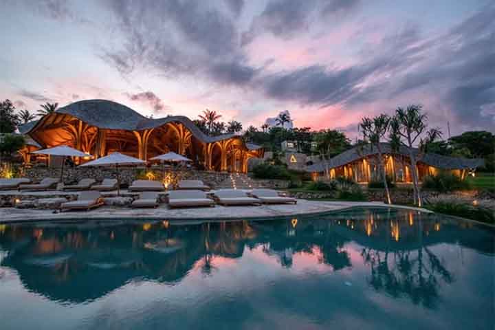 Shell (Nusa Penida, Indonésia) – Inspirado pelo mar, apresenta arquitetura orgânica em formato de concha, integrada à natureza paradisíaca da ilha. É um lugar ideal para saborear a culinária local em um cenário descontraído e com vista para o mar.
