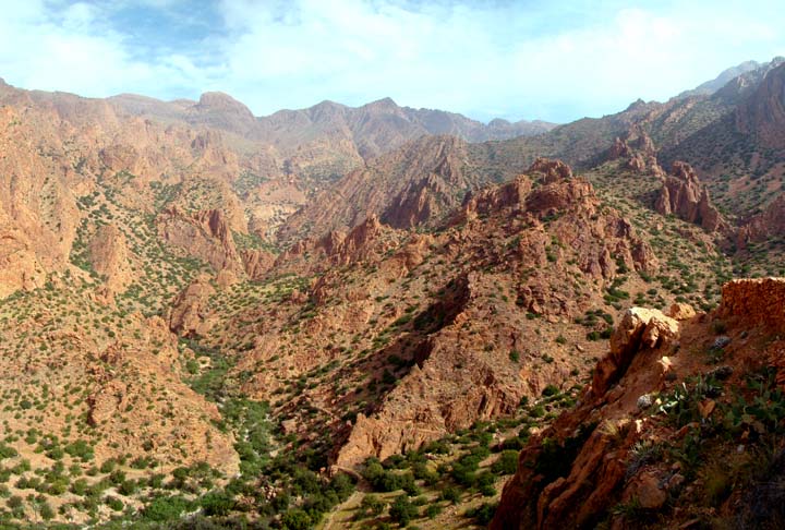 O Alto Atlas é o mais elevado monte do Marrocos, com 4.167m. Na região, os turistas veem cascatas e fazem caminhadas.  