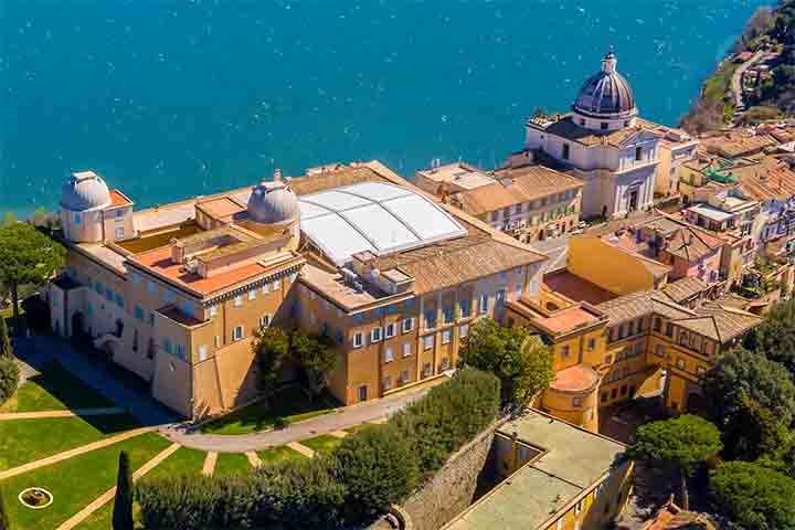 Essa conexão entre pontífices passados e atuais ilustra como o local pode ser um ponto de continuidade e diálogo entre diferentes visões de liderança espiritual, como retratado no filme Dois Papas, de 2019, dirigido por Fernando Meirelles.