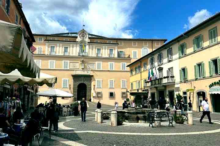 Durante o período de julho, enquanto estiver em Castel Gandolfo, o papa suspenderá audiências privadas e as tradicionais audiências gerais de quarta-feira, que devem retornar apenas no fim do mês.