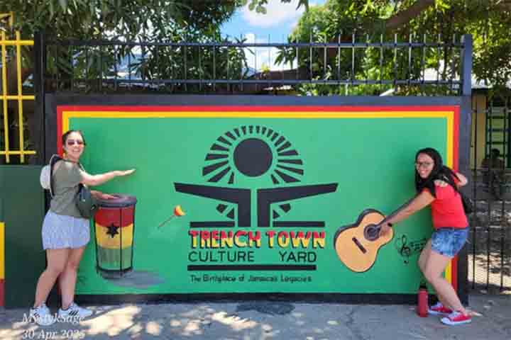 Já o Trench Town Culture Yard é um museu comunitário instalado no bairro onde Bob Marley viveu parte da juventude e iniciou sua trajetória musical. O espaço preserva casas, objetos e ambientes originais que ajudam a entender não apenas a vida do artista, mas também a forte influência cultural de Trench Town na formação do reggae.