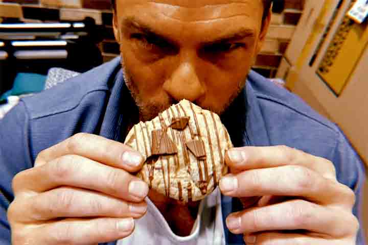 Para manter o físico exigido pela produção, Ritchson segue uma agenda rigorosa. Ele treina cinco vezes por semana e consome aproximadamente quatro mil calorias por dia.
