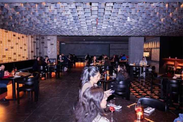 Kimyona (Riade, Arábia Saudita) – O ambiente futurista contrasta com padrões tradicionais da região. O restaurante é popular por sua atmosfera elegante e por pratos inovadores que misturam sabores tradicionais e internacionais.