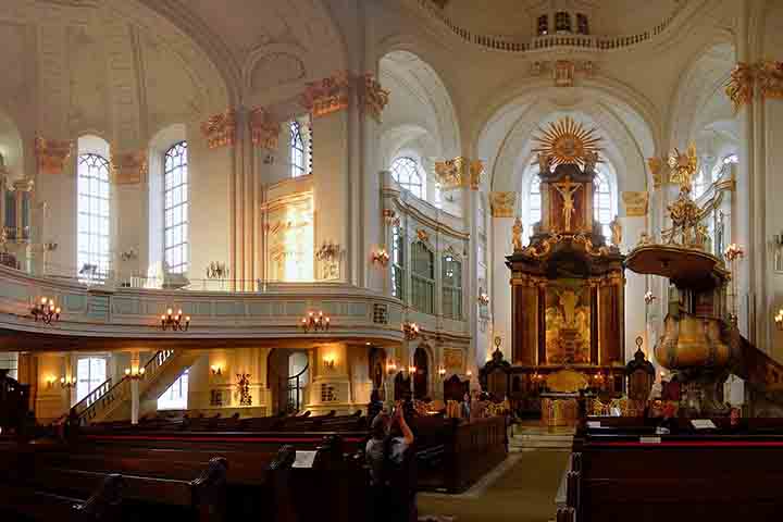 No interior, destaca-se um belíssimo órgão e um altar impressionante. A igreja tem uma forte ligação com a história marítima de Hamburgo, sendo um ponto de referência para os navegantes que chegavam ao porto.