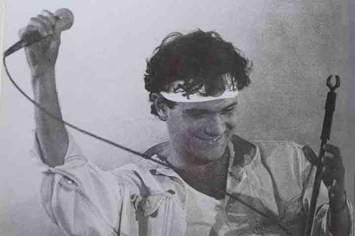 Em julho de 1985, Cazuza deixou o Barão Vermelho para ter liberdade de compor e se expressar, musical e poeticamente. Suspeita-se que, nesse mesmo ano, ele começou a ter febre diariamente, sinais da contaminação pelo vírus do HIV que se agravariam anos depois.