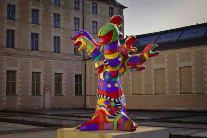 A arte moderna, que emergiu no final do século 19 e se desenvolveu ao longo do século 20, reflete uma ruptura com as tradições clássicas e acadêmicas da arte. 