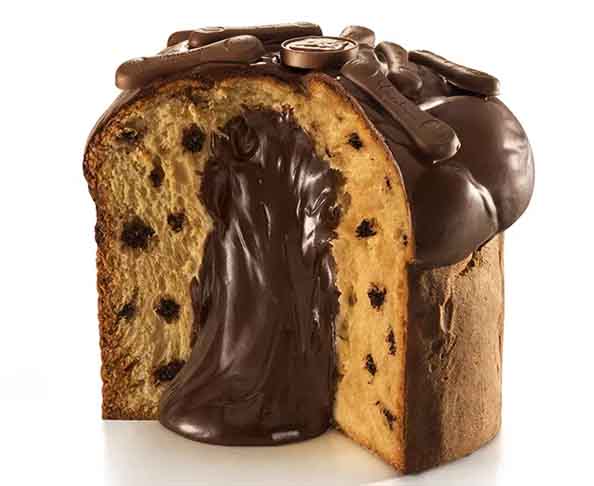 A massa que é usada no chocotone é a mesma do panetone, mas sem a presença de frutas cristalizadas, que são substituídas por gotas de chocolate.