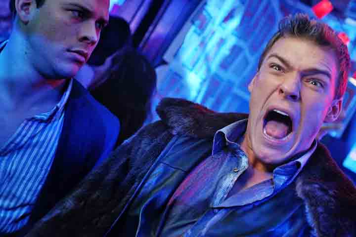 A consolidação veio alguns anos depois, quando assumiu o papel de Thad Castle na comédia “Blue Mountain State”. O personagem virou um dos mais populares de sua carreira e lhe rendeu um culto de fãs, além de um longa-metragem derivado da série.
