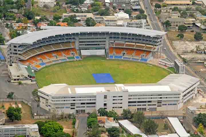 Kingston abriga também importantes espaços esportivos, como o National Stadium e o Sabina Park, que recebem desde competições de atletismo até partidas históricas de críquete. Esses locais são símbolos da paixão jamaicana pelo esporte e revelam a força atlética que tornou o país mundialmente famoso.