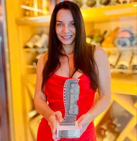 No teatro, integrou montagens como “O Ateneu”, “A Morte do Beijo”, “Pocahontas” e “A Máscara do Beijo”.
