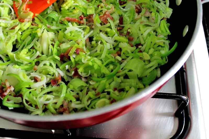 São geralmente semeados em canteiros e estufas, dos quais se retiram as mudas, que se podem encontrar no mercado e transplantar para hortas. Depois da muda, é uma planta particularmente resistente e adapta-se facilmente a qualquer tipo de solo.