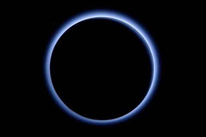 Assim, Plutão deixou de ser considerado um planeta porque não conseguiu limpar sua órbita. Isso significa que não é o principal objeto na região onde está localizado, já que outros corpos celestes compartilham a mesma órbita. 